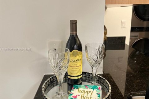 Condo in Miami, Florida, 2 bedrooms  № 2045696 - photo 17