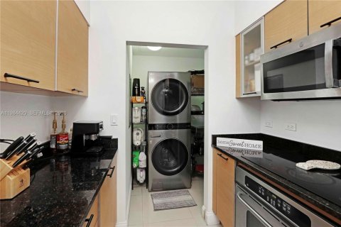 Condo in Miami, Florida, 2 bedrooms  № 2045696 - photo 23