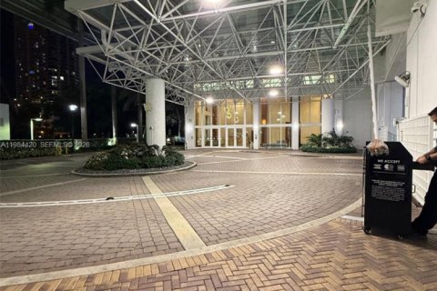 Condo in Miami, Florida, 2 bedrooms  № 2045696 - photo 4