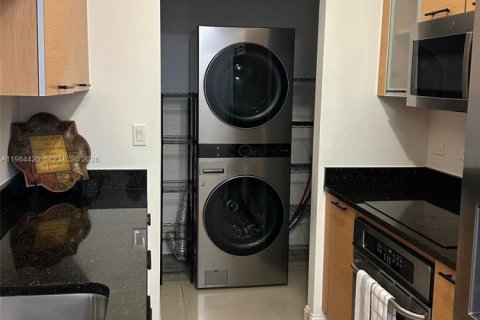 Condo in Miami, Florida, 2 bedrooms  № 2045696 - photo 24