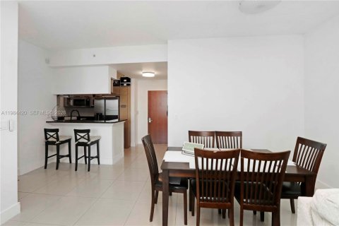 Condo in Miami, Florida, 2 bedrooms  № 2045696 - photo 16