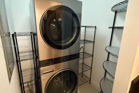 Condo in Miami, Florida, 2 bedrooms  № 2045696 - photo 25