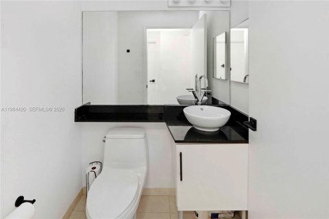 Condo in Miami, Florida, 2 bedrooms  № 2045696 - photo 28