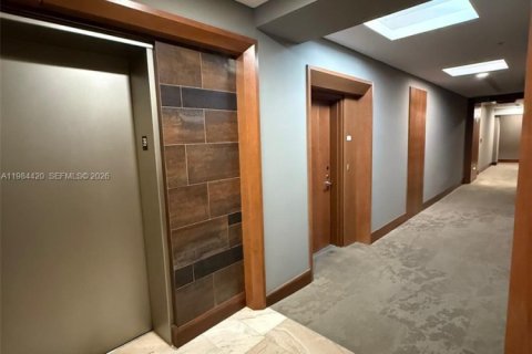 Condo in Miami, Florida, 2 bedrooms  № 2045696 - photo 9