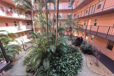 Condo in Lauderdale Lakes, Florida, 2 bedrooms  № 1859888 - photo 1