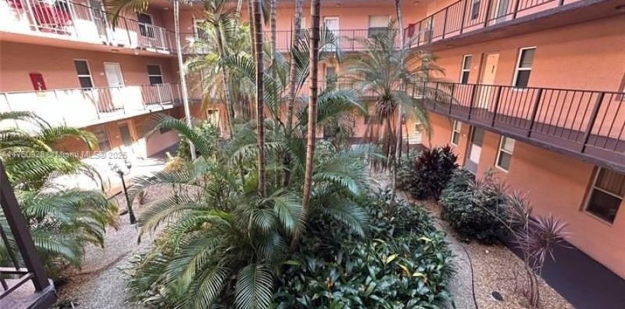 Condo in Lauderdale Lakes, Florida, 2 bedrooms  № 1859888