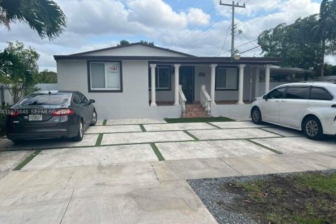 House in Hialeah, Florida 5 bedrooms, 88.26 sq.m. № 2040157