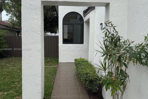 House in Miami, Florida 4 bedrooms, 197.32 sq.m. № 2009904 - photo 2