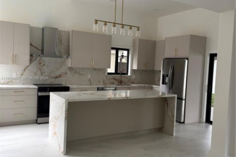 House in Miami, Florida 4 bedrooms, 197.32 sq.m. № 2009904 - photo 3