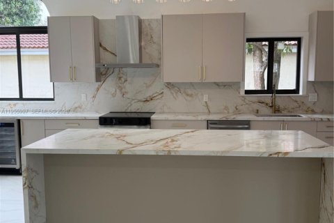 House in Miami, Florida 4 bedrooms, 197.32 sq.m. № 2009904 - photo 5