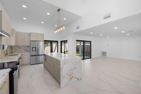 Villa ou maison à vendre à Miami, Floride: 4 chambres, 197.32 m2 № 2009904 - photo 8