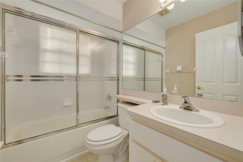 House in Port Richey, Florida 3 bedrooms, 151.99 sq.m. № 2211151 - photo 28
