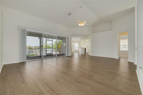 House in Port Richey, Florida 3 bedrooms, 151.99 sq.m. № 2211151 - photo 12