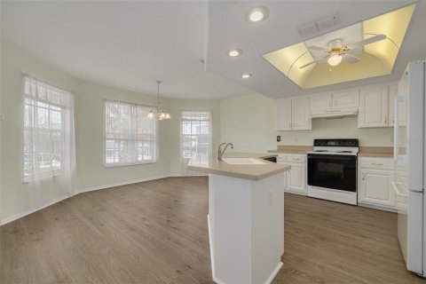 House in Port Richey, Florida 3 bedrooms, 151.99 sq.m. № 2211151 - photo 14