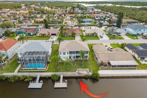 House in Port Richey, Florida 3 bedrooms, 151.99 sq.m. № 2211151 - photo 6