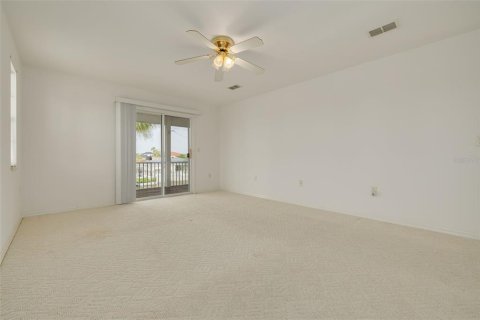House in Port Richey, Florida 3 bedrooms, 151.99 sq.m. № 2211151 - photo 21