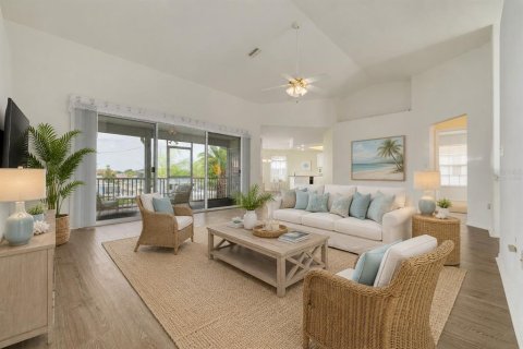 House in Port Richey, Florida 3 bedrooms, 151.99 sq.m. № 2211151 - photo 10