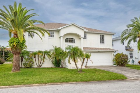 House in Port Richey, Florida 3 bedrooms, 151.99 sq.m. № 2211151 - photo 2