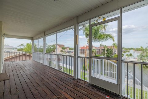 House in Port Richey, Florida 3 bedrooms, 151.99 sq.m. № 2211151 - photo 7