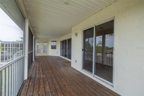 House in Port Richey, Florida 3 bedrooms, 151.99 sq.m. № 2211151 - photo 9