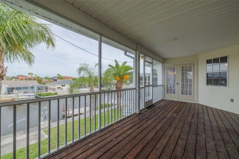 House in Port Richey, Florida 3 bedrooms, 151.99 sq.m. № 2211151 - photo 8