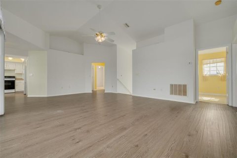House in Port Richey, Florida 3 bedrooms, 151.99 sq.m. № 2211151 - photo 13