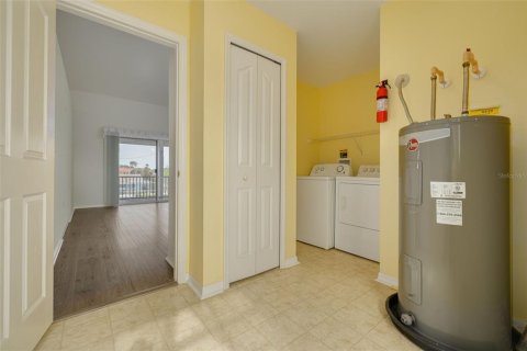 House in Port Richey, Florida 3 bedrooms, 151.99 sq.m. № 2211151 - photo 29