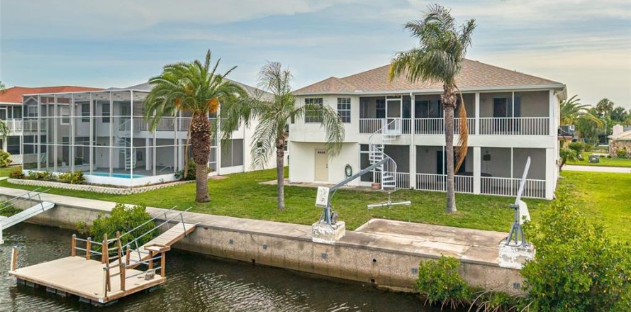 House in Port Richey, Florida 3 bedrooms, 151.99 sq.m. № 2211151
