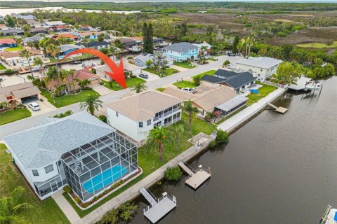 House in Port Richey, Florida 3 bedrooms, 151.99 sq.m. № 2211151 - photo 5