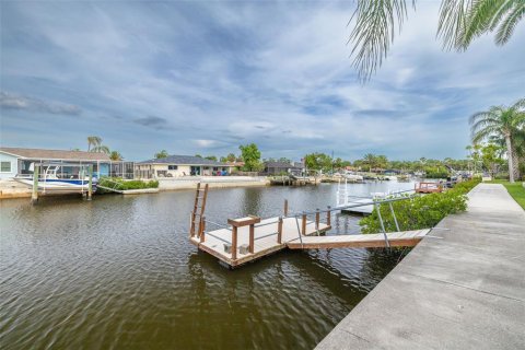House in Port Richey, Florida 3 bedrooms, 151.99 sq.m. № 2211151 - photo 4