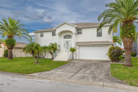 House in Port Richey, Florida 3 bedrooms, 151.99 sq.m. № 2211151 - photo 3