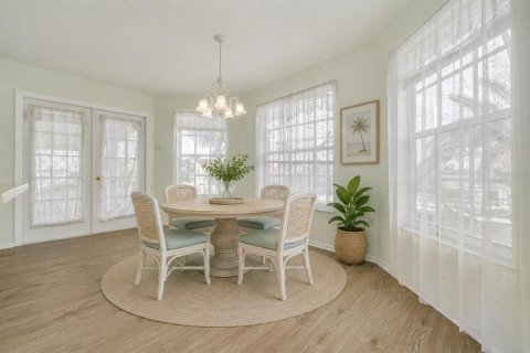 House in Port Richey, Florida 3 bedrooms, 151.99 sq.m. № 2211151 - photo 17