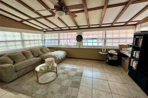 House in Miami, Florida 3 bedrooms, 146.69 sq.m. № 2061516