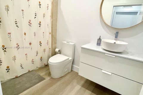 Condo in Miami, Florida, 1 bedroom  № 2026952 - photo 5