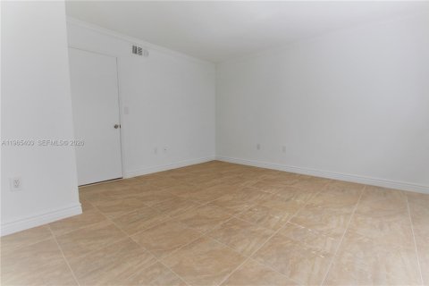 Condo in Oakland Park, Florida, 1 bedroom № 2031400 - photo 9