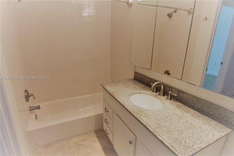 Condo in Oakland Park, Florida, 1 bedroom № 2031400 - photo 13