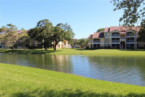 Condo in Oakland Park, Florida, 1 bedroom № 2031400 - photo 18