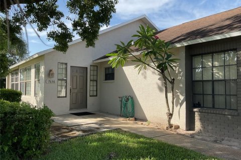 House in New Port Richey, Florida 2 bedrooms, 122.45 sq.m. № 1838521 - photo 1
