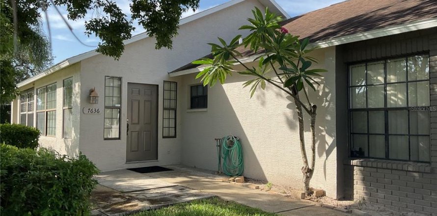 House in New Port Richey, Florida 2 bedrooms, 122.45 sq.m. № 1838521