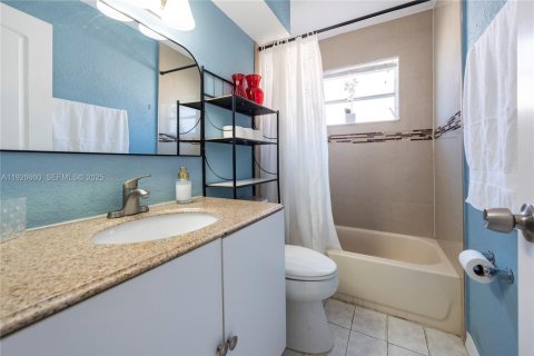 House in Sunrise, Florida 2 bedrooms, 97.27 sq.m. № 1986795 - photo 18