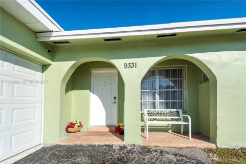 House in Sunrise, Florida 2 bedrooms, 97.27 sq.m. № 1986795 - photo 2