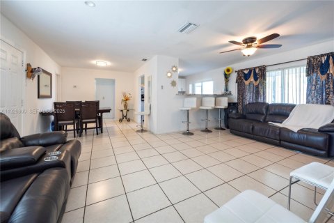 House in Sunrise, Florida 2 bedrooms, 97.27 sq.m. № 1986795 - photo 12