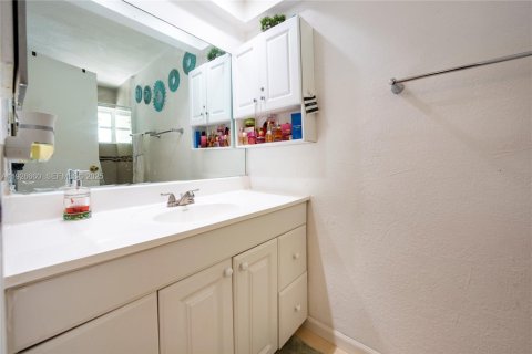 House in Sunrise, Florida 2 bedrooms, 97.27 sq.m. № 1986795 - photo 23