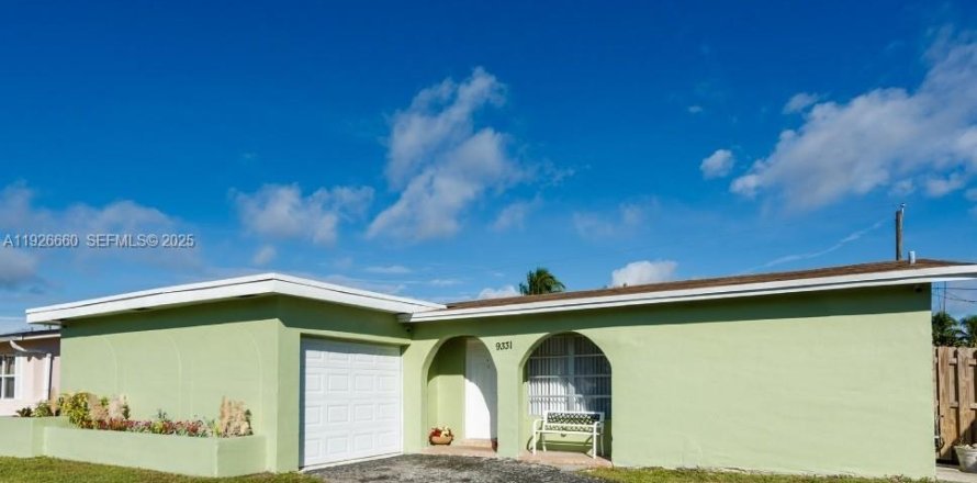 House in Sunrise, Florida 2 bedrooms, 97.27 sq.m. № 1986795