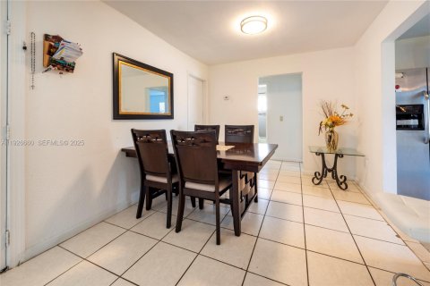 House in Sunrise, Florida 2 bedrooms, 97.27 sq.m. № 1986795 - photo 11