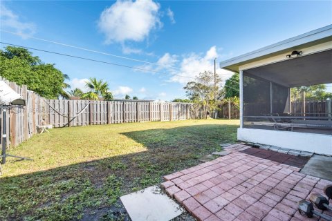 House in Sunrise, Florida 2 bedrooms, 97.27 sq.m. № 1986795 - photo 8