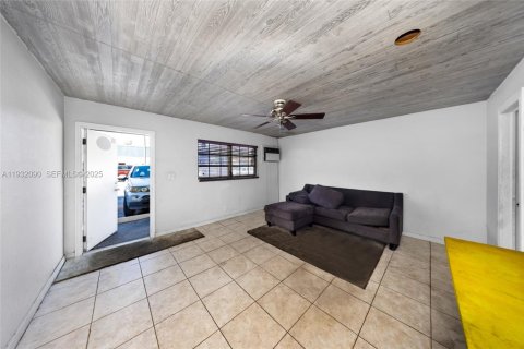 Propiedad comercial en venta en Oakland Park, Florida № 1990589 - foto 9