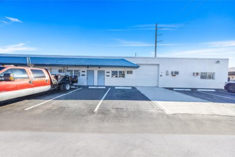 Propiedad comercial en venta en Oakland Park, Florida № 1990589 - foto 3