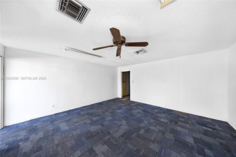 Propiedad comercial en venta en Oakland Park, Florida № 1990589 - foto 19