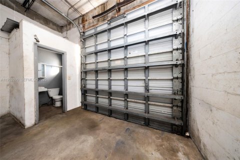 Propiedad comercial en venta en Oakland Park, Florida № 1990589 - foto 25